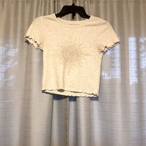 Cream American Eagle t-shirt in size extra small.